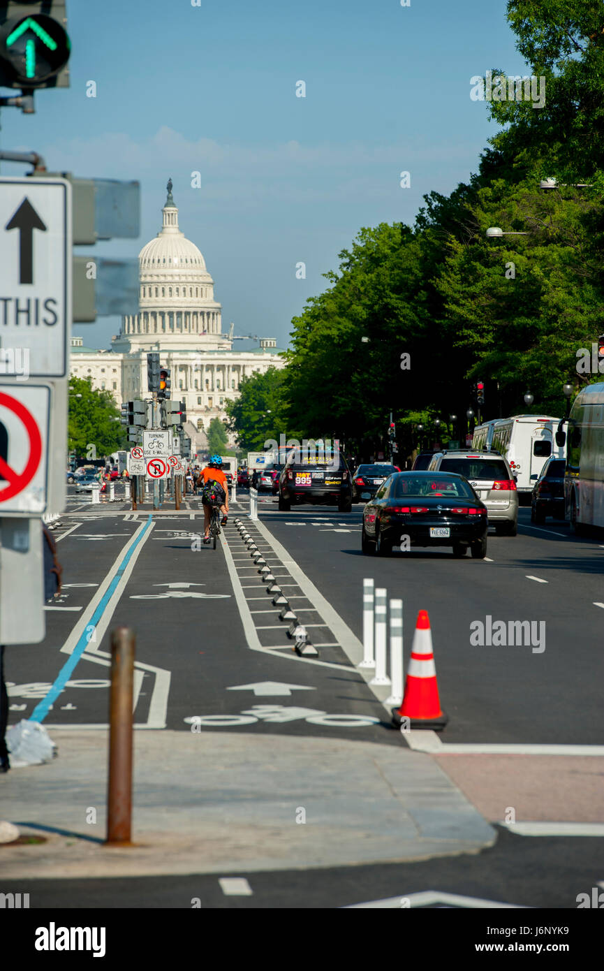 Stati Uniti Washington D.C. Le corsie di bicicletta andando giù al centro della Pennsylvania Avenue vicino al Capitol Building Foto Stock