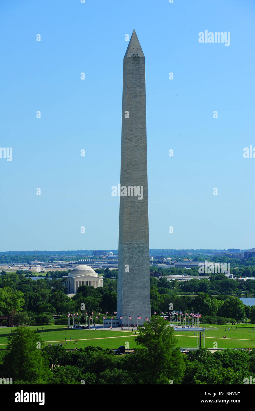 Stati Uniti Washington D.C. Il Monumento a Washington e il Jefferson Memorial sul National Mall soleggiata giornata estiva Foto Stock