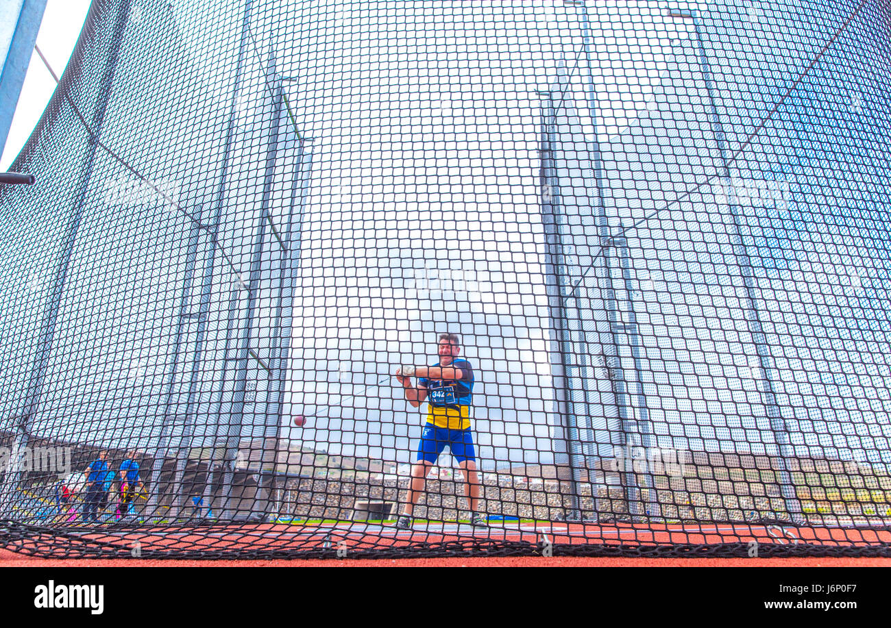 Uomo di mezza età gettando il martello all'interno di una gabbia di netto in CIAT Tenerife Foto Stock