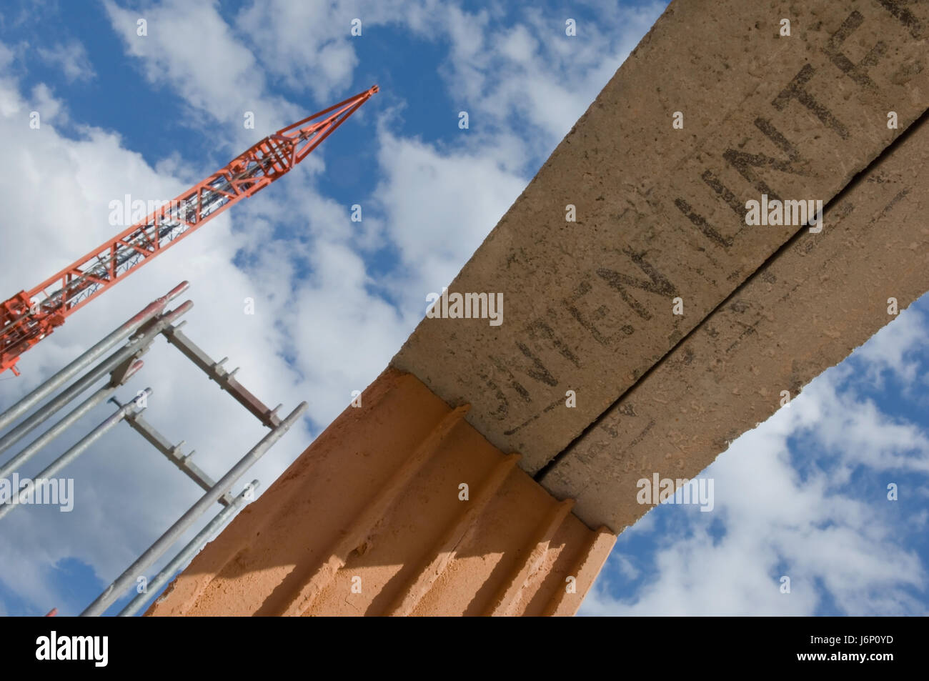 Caduta di parete stonewall ingegneria civile della costruzione di gru verso l'alto del sito al piano superiore Foto Stock