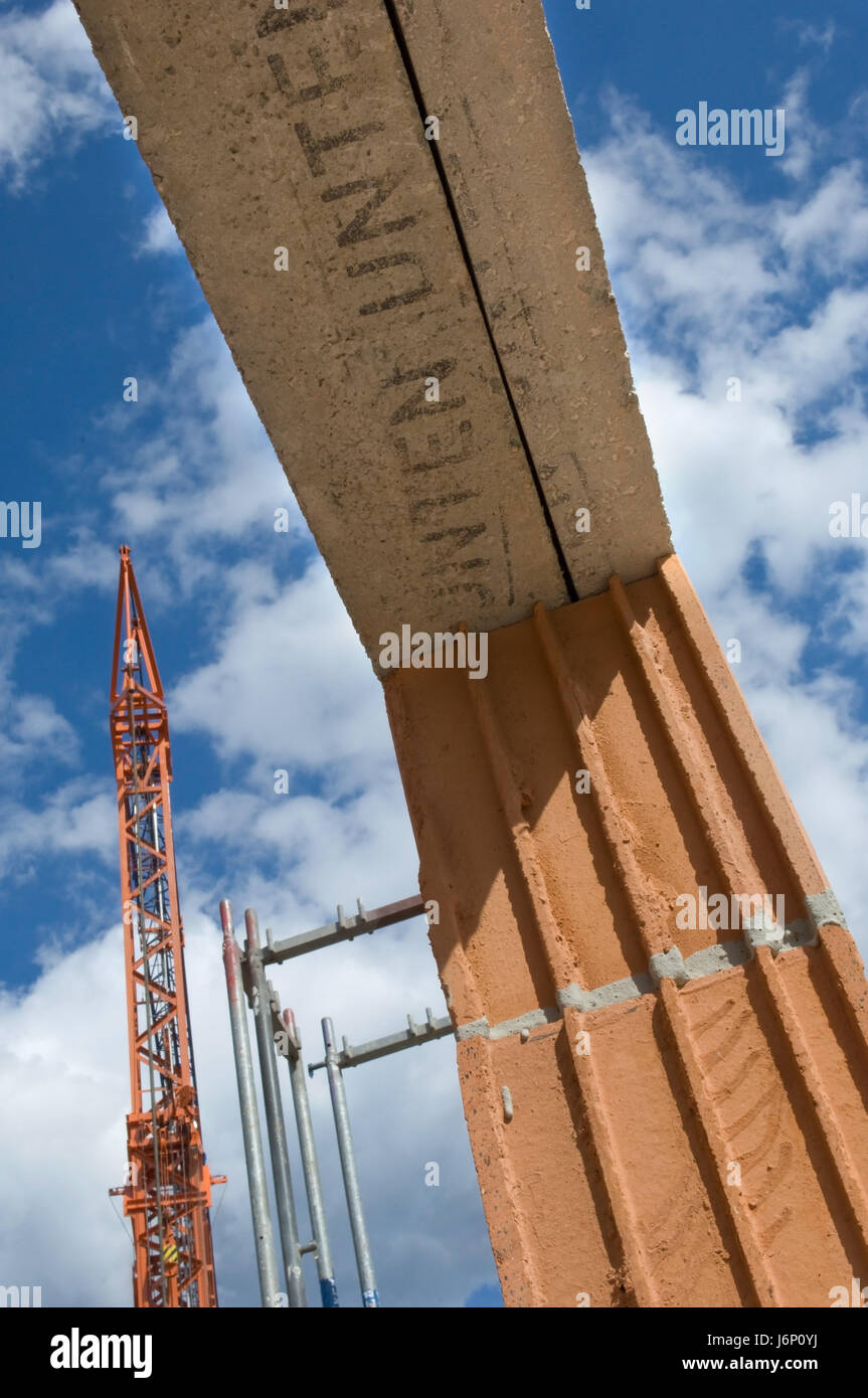 Caduta di parete stonewall ingegneria civile della costruzione di gru verso l'alto del sito al piano superiore Foto Stock
