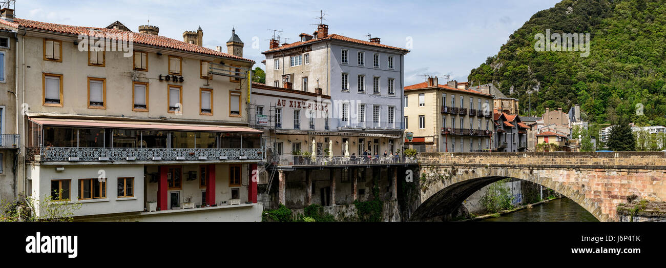 Ariège fiume nel villaggio di Foix, Francia, Europa Foto Stock