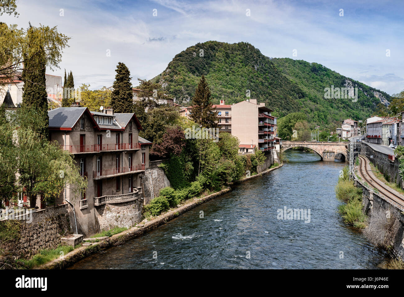 Ariège fiume nel villaggio di Foix, Francia, Europa Foto Stock
