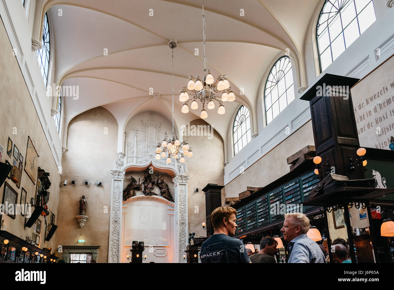 Utrecht, Paesi Bassi - 4 agosto 2016: interno della vecchia chiesa convertita in cafe. antico centro citta' dispone di molti edifici e strutture diverse da Foto Stock