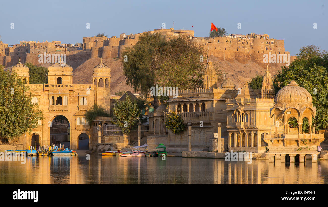 Gadi Sagar (Gadisar) il lago è una delle più importanti attrazioni turistiche in Jaisalmer, Rajasthan, India. Artisticamente scolpita templi e santuari aro Foto Stock