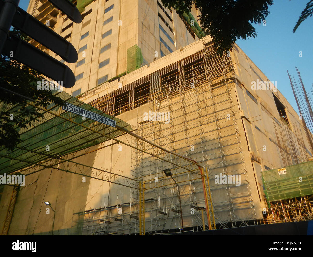 Il circuito di Carmona a Makati è un importante progetto di sviluppo urbano di Ayala Land, caratterizzato da centri commerciali, edifici commerciali e varie costruzioni. Mira a migliorare l'infrastruttura dell'cityâ e a offrire spazi commerciali e commerciali. Foto Stock