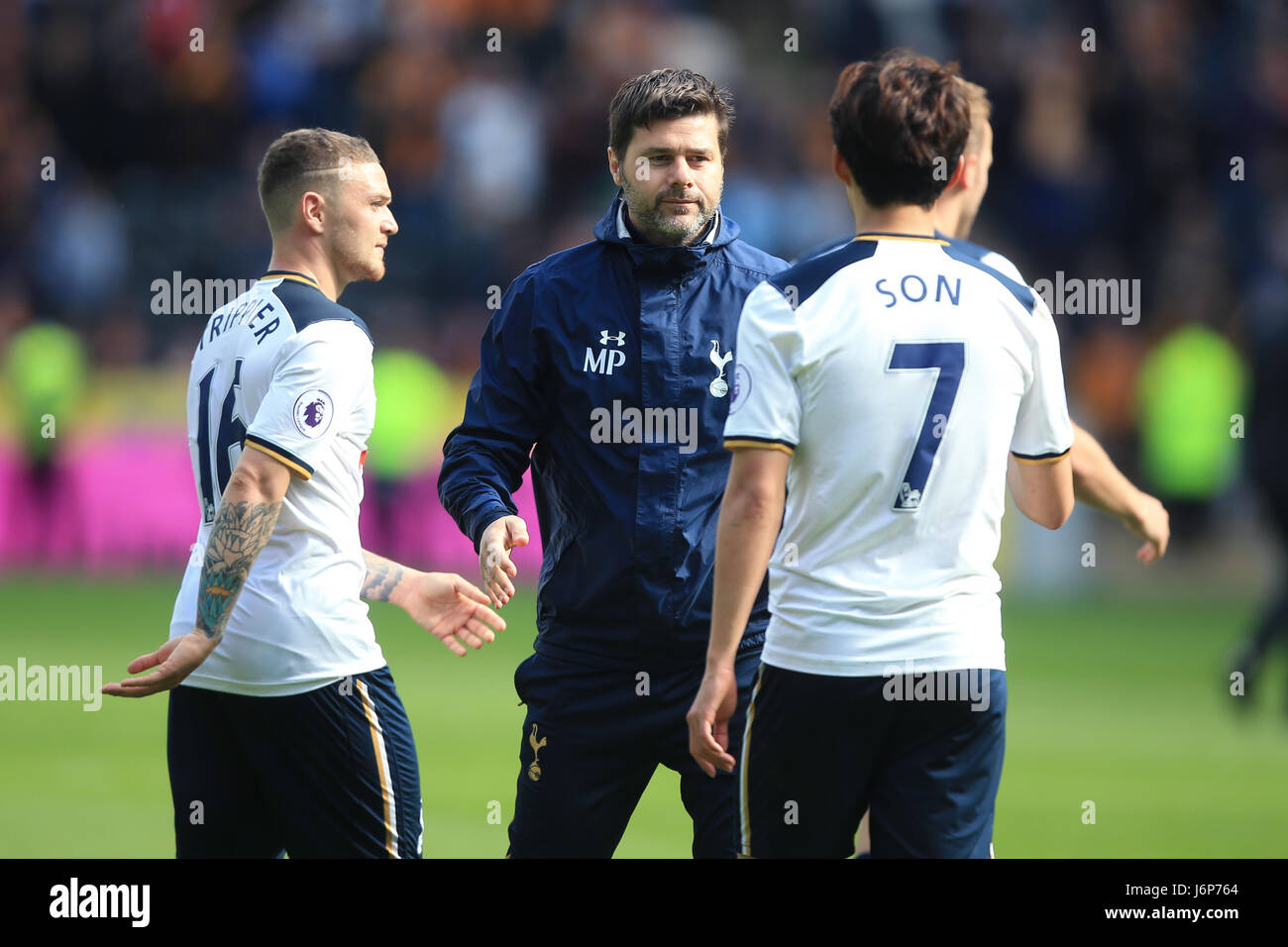 Il manager di Tottenham Hotspur Mauricio Pochettino (al centro) dopo il fischio finale durante la partita della Premier League allo stadio KCOM, Hull. PREMERE ASSOCIAZIONE foto. Data immagine: Domenica 21 maggio 2017. Vedi storia di PA CALCIO Hull. Il credito fotografico dovrebbe essere: Danny Lawson/PA Wire. RESTRIZIONI: Nessun utilizzo con audio, video, dati, elenchi di apparecchi, logo di club/campionato o servizi "live" non autorizzati. L'uso in-match online è limitato a 75 immagini, senza emulazione video. Nessun utilizzo nelle scommesse, nei giochi o nelle pubblicazioni di singoli club/campionati/giocatori. Foto Stock