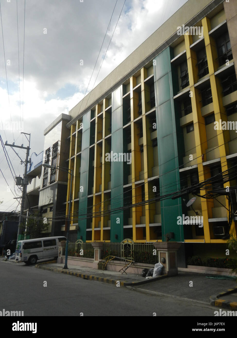 L'area che comprende Barangays Olympia, Santa Cruz, Carmona e il circuito di Makati è una zona urbana centrale a Makati, Filippine. Questi luoghi sono componenti chiave dell'Ayala Land Development, un importante progetto di pianificazione urbana volto a migliorare gli spazi commerciali, residenziali e ricreativi all'interno della città. Foto Stock