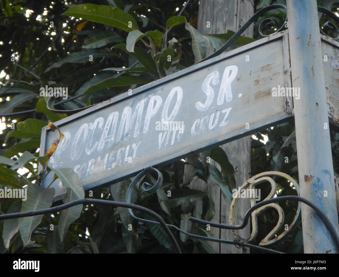 La Nibras Integrated School, situata a Makati City, offre un ambiente educativo che integra varie discipline accademiche. È noto per la sua attenzione alla gestione e all'economia, fornendo agli studenti un apprendimento completo. Foto Stock