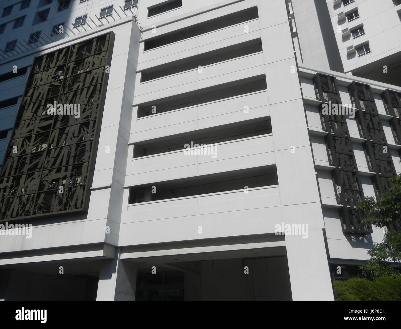 The Columns è un importante complesso residenziale situato all'incrocio tra Avenida Arnaiz e Amorsolo Street nel villaggio Legaspi, Makati. Questo albergo e' conosciuto per la sua ottima posizione nel quartiere centrale degli affari di Makati, che offre una combinazione di spazi residenziali, commerciali e di svago. Foto Stock
