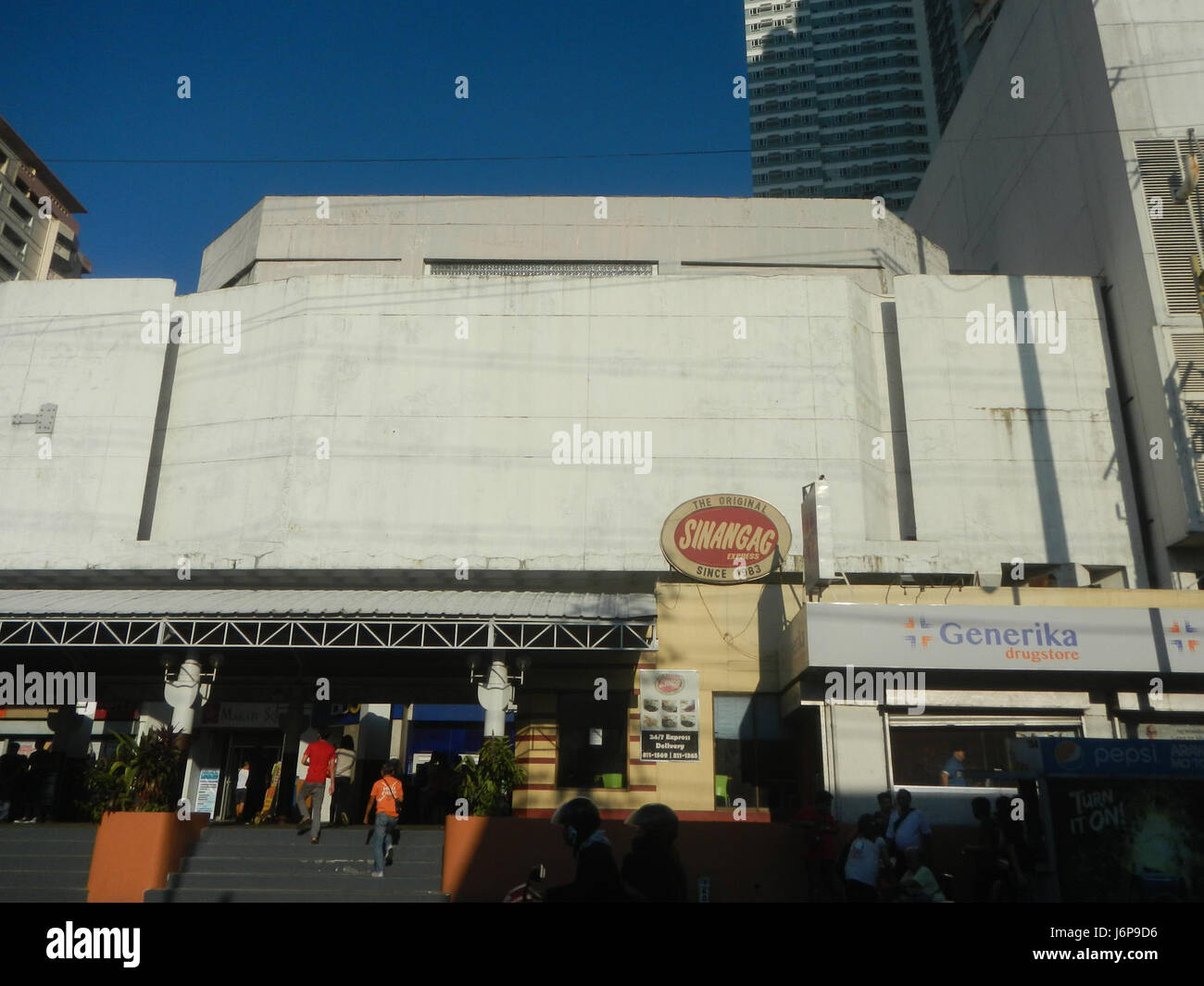 Questa immagine mostra la Beacon Roces Tower situata lungo il Pio del Pilar a Makati City, un importante progetto di sviluppo nell'area della Metro Manila Skyway, con Arnaiz Avenue visibile sullo sfondo. Foto Stock