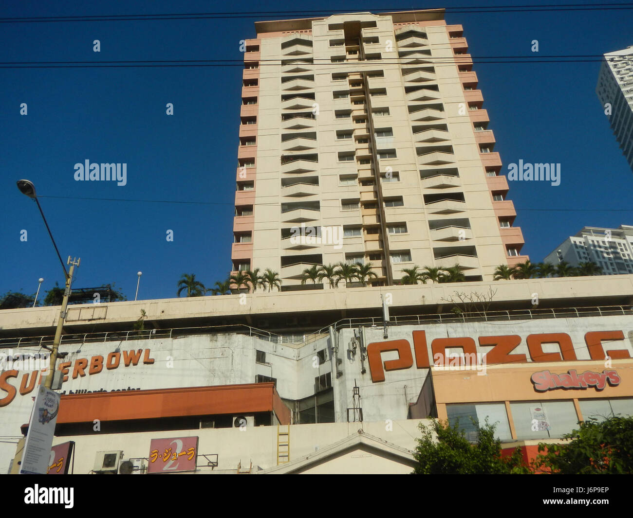 Chino Roces Avenue nella città di Makati è una strada principale che attraversa l'area di Pio del Pilar. È conosciuta per i suoi edifici commerciali e serve come un percorso di trasporto vitale in città. Foto Stock