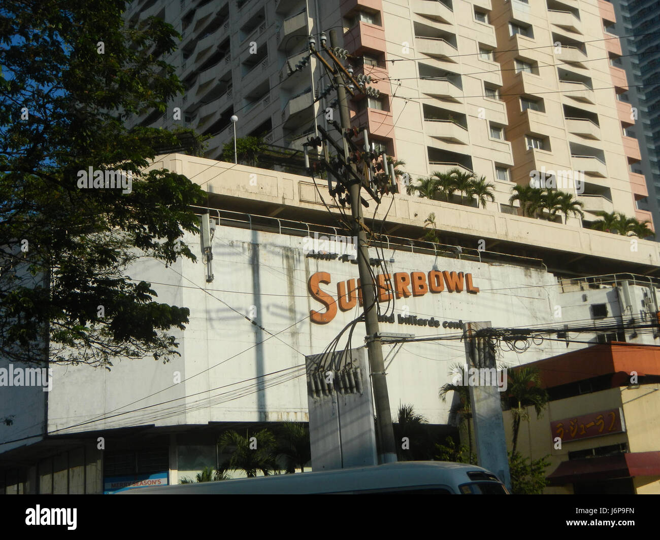 Chino Roces Avenue a Makati City è una strada importante nella Metro Manila, conosciuta per il suo denso sviluppo urbano. Questa sezione presenta edifici commerciali e residenziali, che rappresentano il vibrante paesaggio commerciale e residenziale della zona. Foto Stock