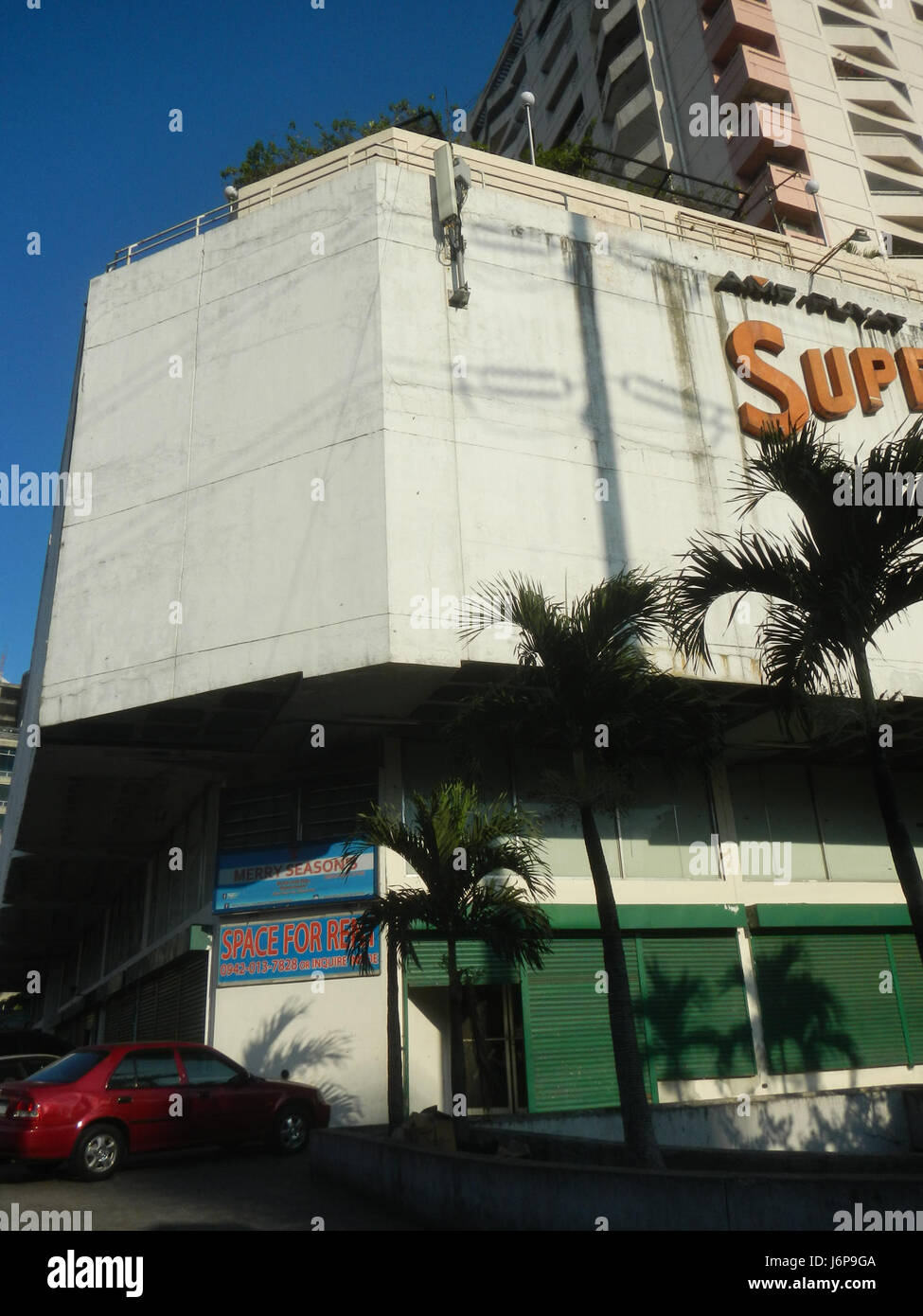 Questo titolo si riferisce all'area di Chino Roces Avenue nella città di Makati, una zona urbana chiave nota per i suoi edifici commerciali e il vivace ambiente commerciale. L'area comprende edifici a Pio del Pilar, un quartiere locale. Foto Stock