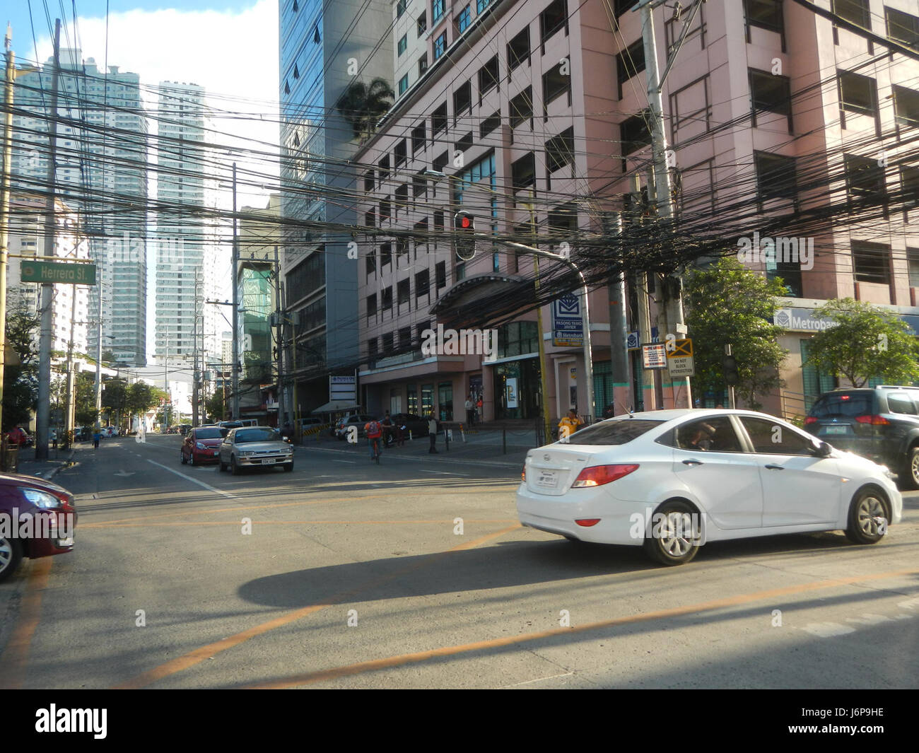 Chino Roces Avenue nella città di Makati, Filippine, è una delle principali arterie stradali conosciute per i suoi alti edifici e le proprietà commerciali. L'area fa parte del vivace quartiere finanziario centrale di Makati (CBD), un importante centro economico di Metro Manila. Foto Stock