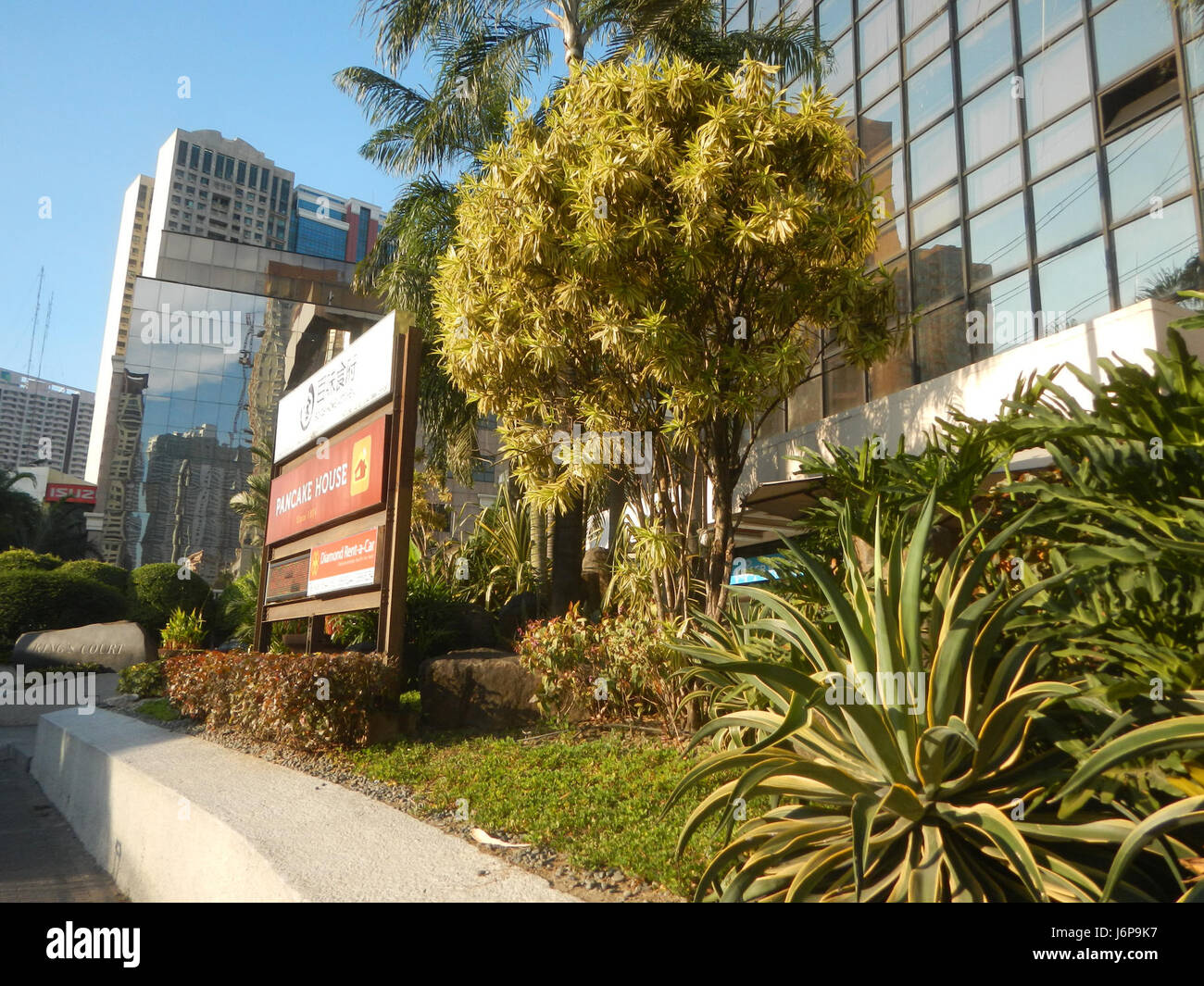 Chino Roces Avenue è una delle principali arterie della città di Makati, conosciuta per i suoi edifici commerciali e la vicinanza ai quartieri degli affari. L'area è una zona vivace del cuore economico di Metro Manila. Foto Stock
