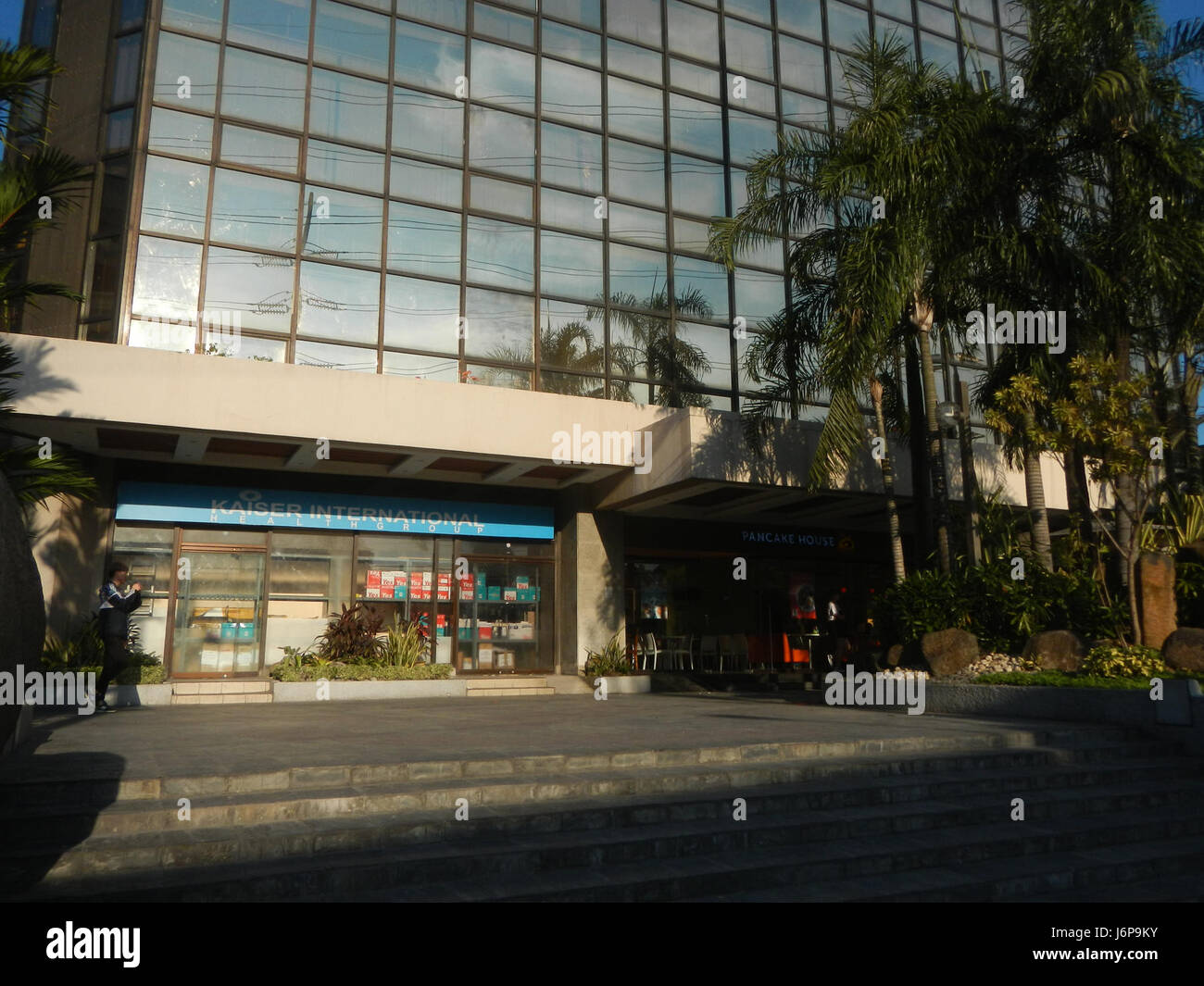 Questa immagine mostra Chino Roces Avenue a Makati City, Filippine, una strada importante conosciuta per i suoi fitti edifici commerciali e residenziali. L'area è un importante centro finanziario, caratterizzato da strutture moderne e paesaggi urbani che contribuiscono allo sviluppo urbano di Makati. Foto Stock