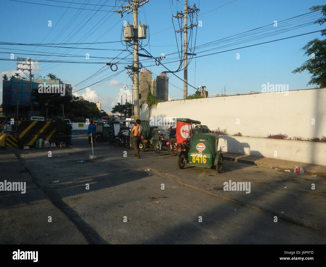 Questo si riferisce all'area di Carmona a Makati, Filippine, evidenziando il complesso sportivo nel quartiere di Kasilawan. L'area è un centro per attività sportive e ricreative. Foto Stock