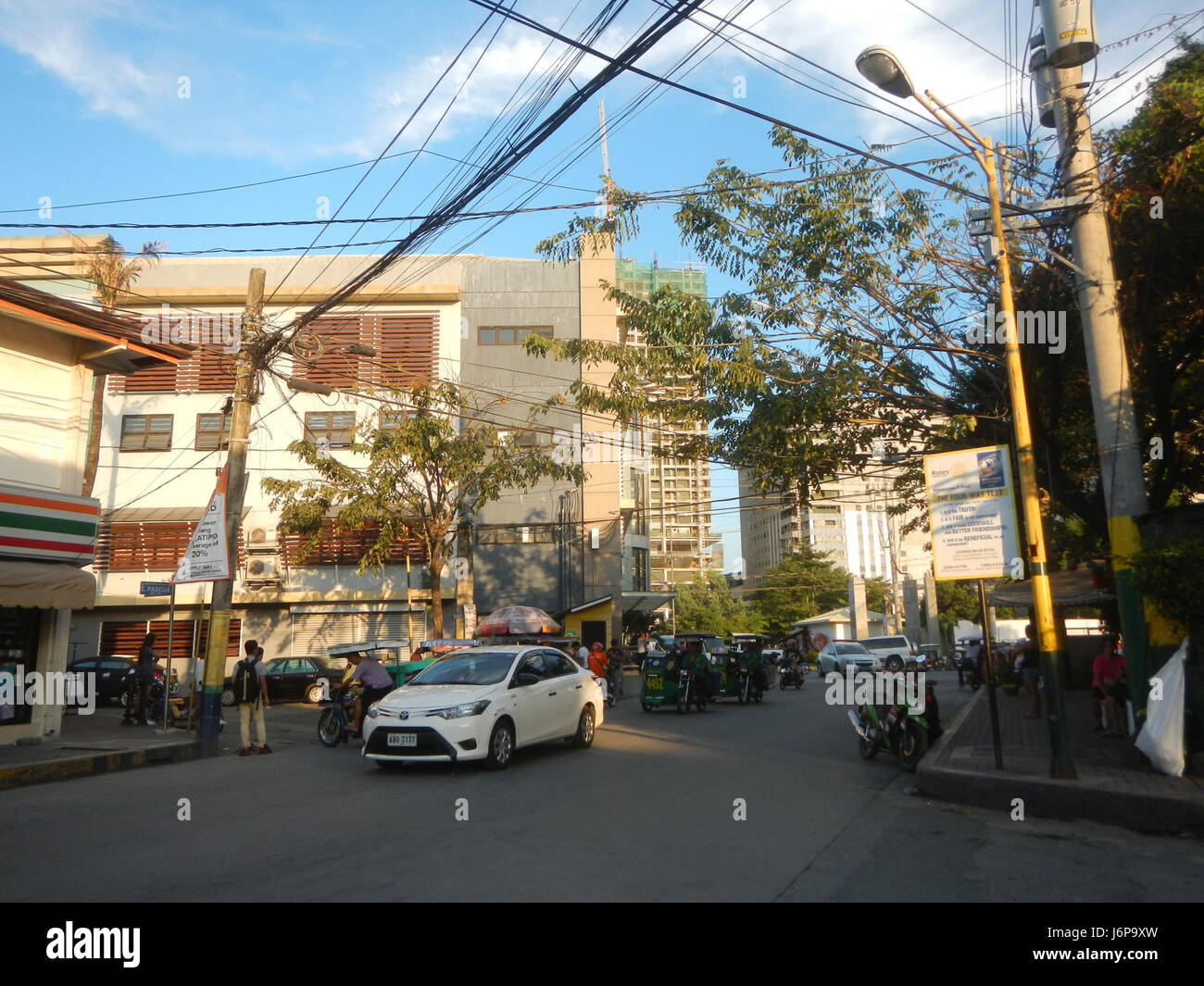 L'immagine raffigura il complesso sportivo Makati, situato nel distretto di Kasilawan a Carmona, Filippine. Il complesso funge da centro per attività sportive e ricreative, contribuendo al benessere fisico della comunità. Foto Stock