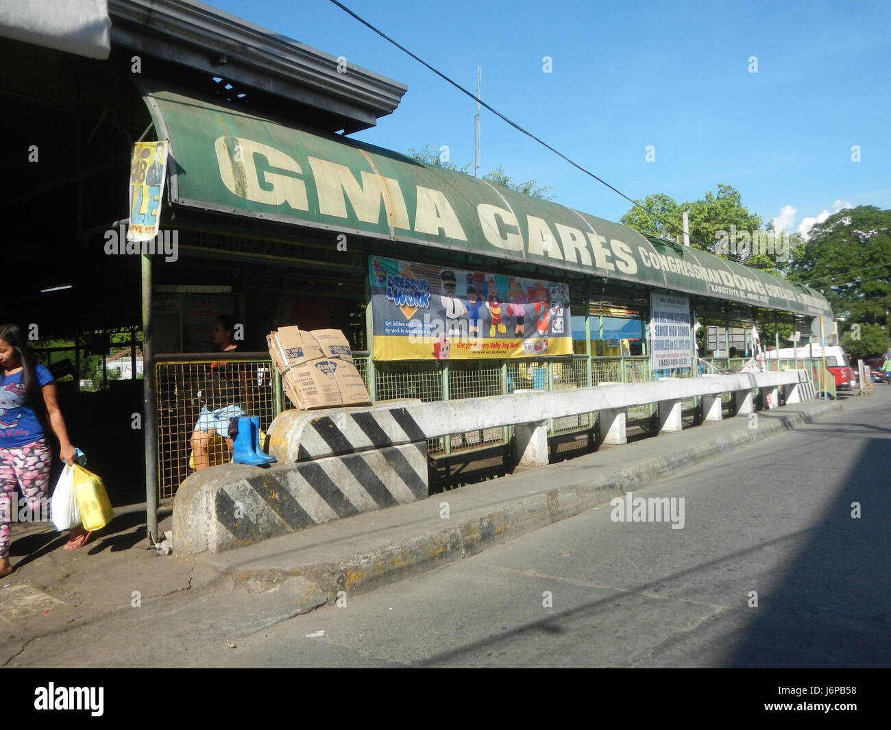 Questa immagine mostra il San Joaquin Store Market e i vicini ponti sulla Santa Ana Candaba Road a Pampanga, mettendo in evidenza le infrastrutture commerciali e di trasporto della regione. Foto Stock