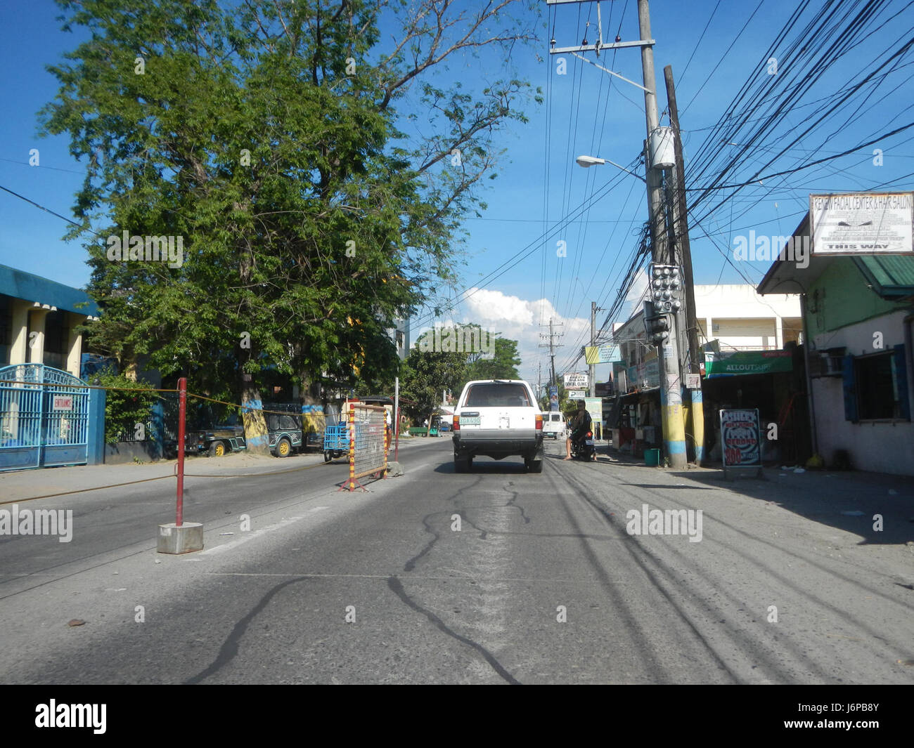 Questa immagine mostra la strada nazionale che attraversa Candaba, Santa Ana, Lucia, Catmon e Joaquin, situato a Pasig, Pampanga. La strada è un'importante infrastruttura che collega aree chiave della regione. Foto Stock