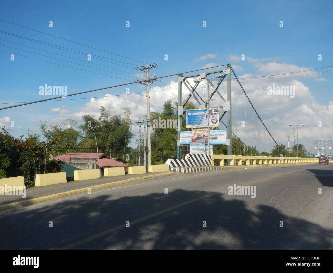 Il San Joaquin Store Market e i vicini ponti sulla Santa Ana Candaba Road a Pampanga sono vitali per il commercio e i trasporti locali. Queste strutture collegano aree chiave della regione, sostenendo la circolazione di merci e persone e facilitando al contempo l'attività economica nella zona. Foto Stock