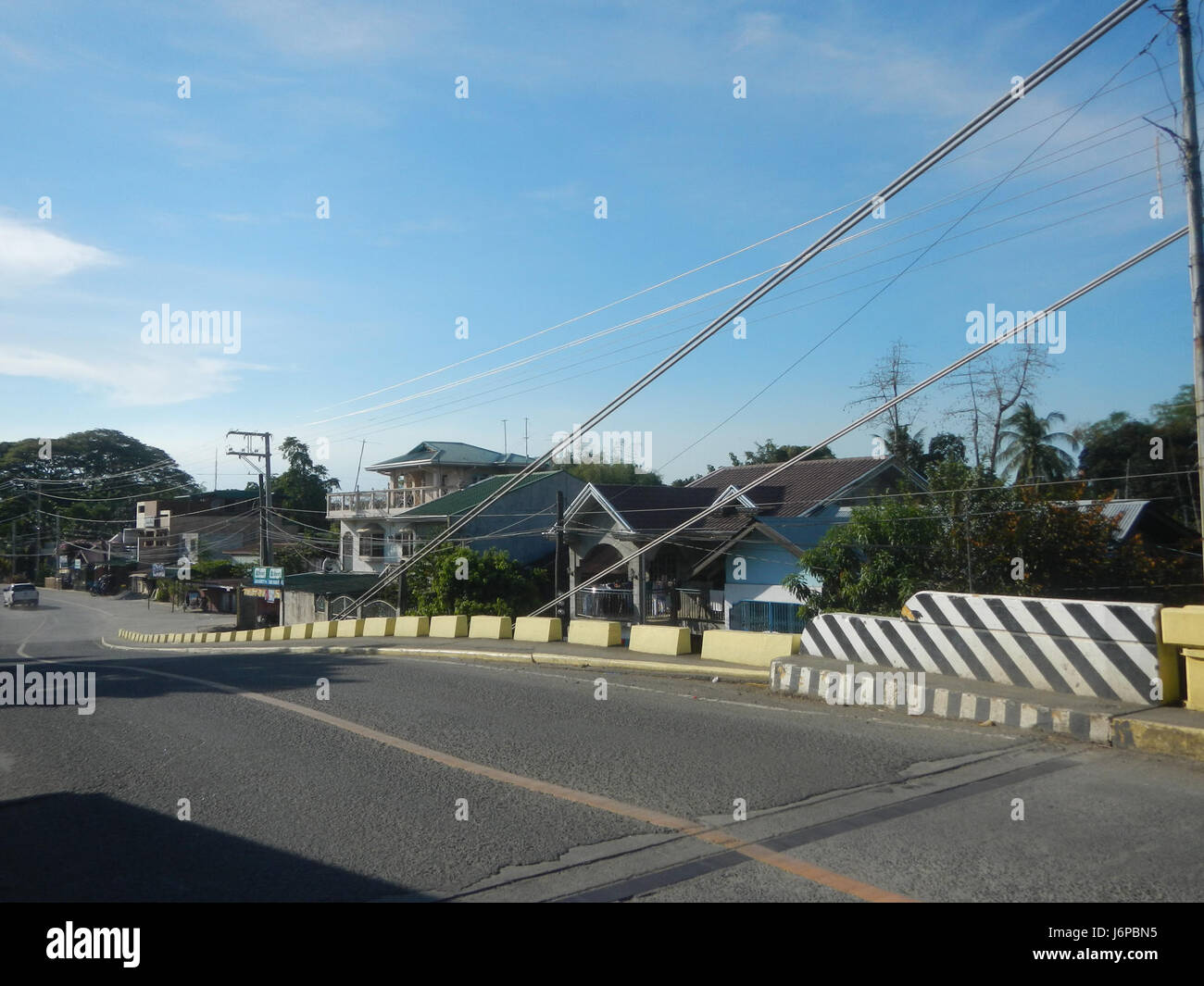 Una fotografia che raffigura sia il vecchio che il nuovo ponte sul fiume Pampanga a Candaba, mostrando i miglioramenti infrastrutturali apportati nella regione entro il 2017. Foto Stock