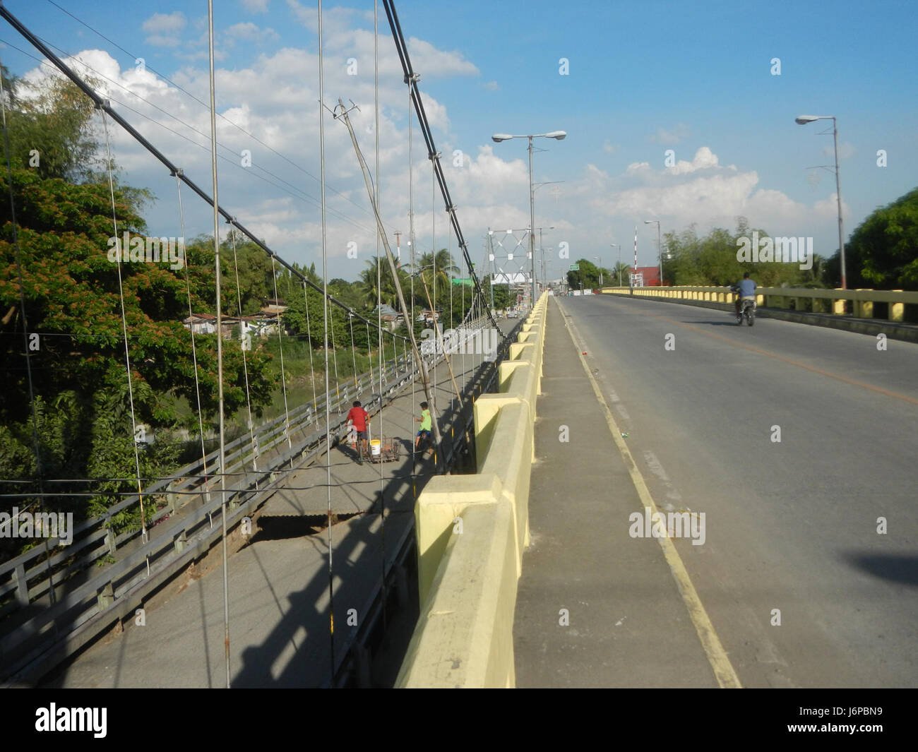 09637 Candaba Golden Gate vecchi nuovi ponti sul fiume Pampanga 2017 04 Foto Stock