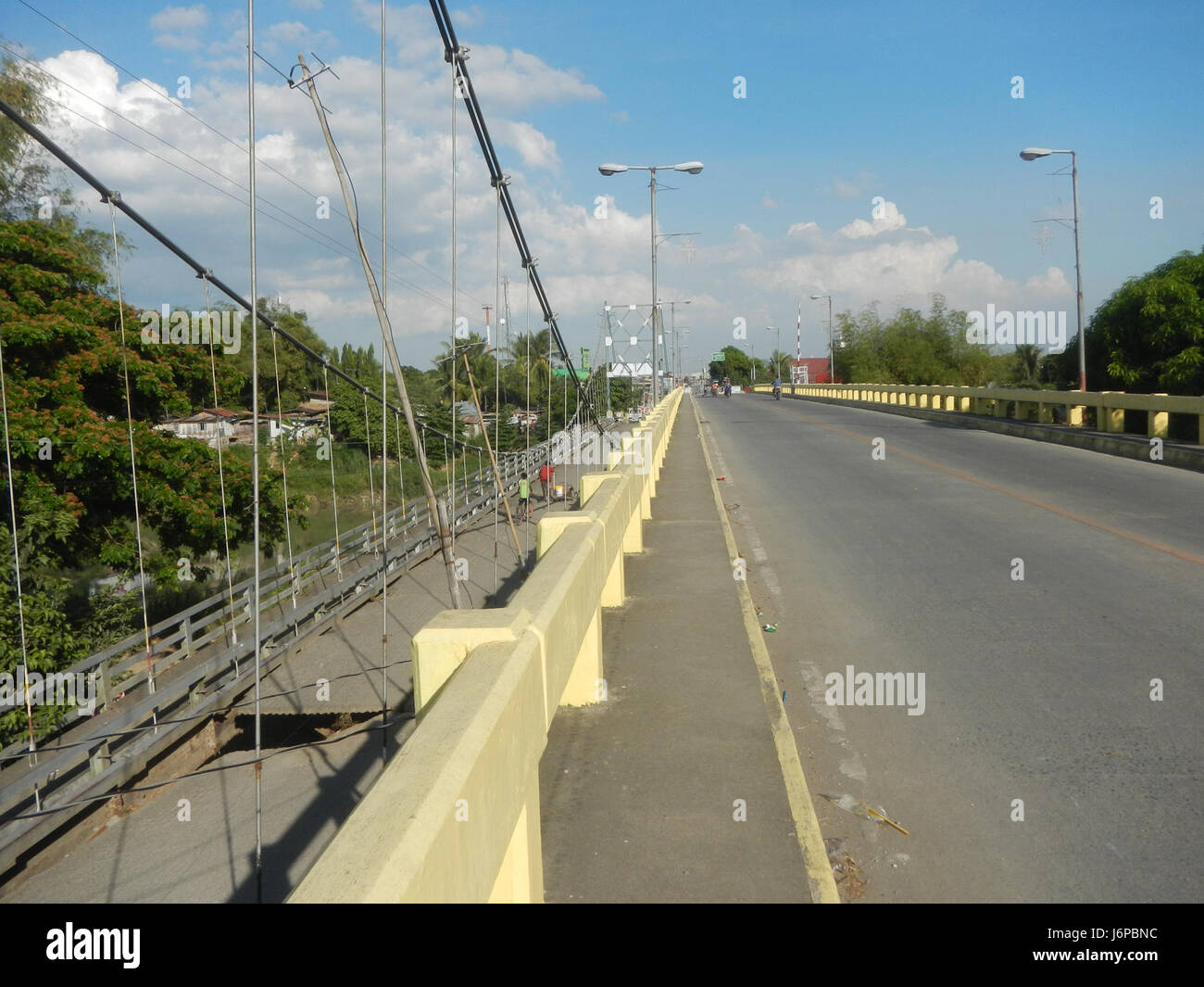 09637 Candaba Golden Gate vecchi nuovi ponti sul fiume Pampanga 2017 07 Foto Stock