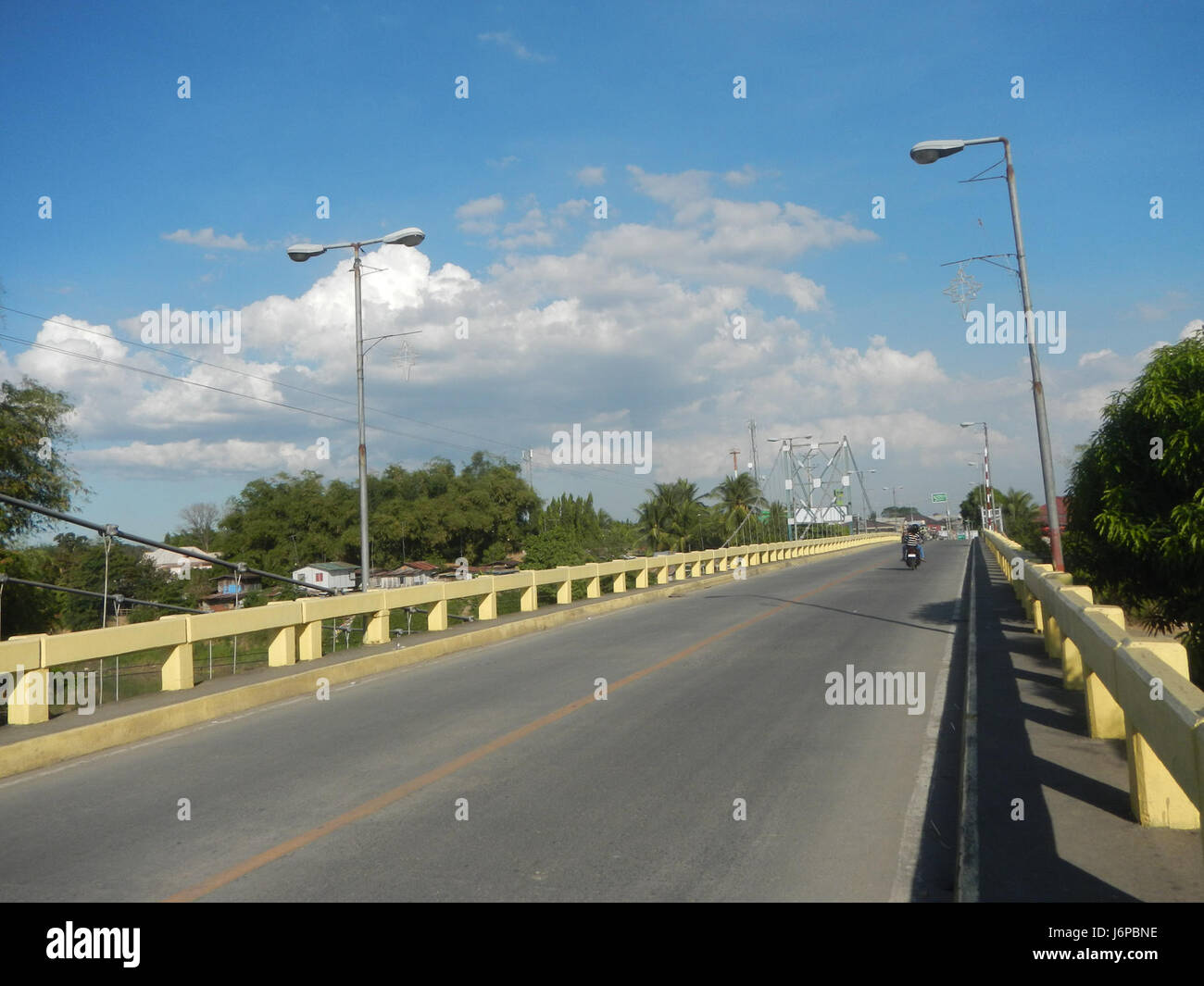 Questa immagine mostra i ponti della porta d'Oro di Candaba sul fiume Pampanga, scattati nel 2017, che catturano sia le vecchie che le nuove strutture dei ponti nella regione. Foto Stock