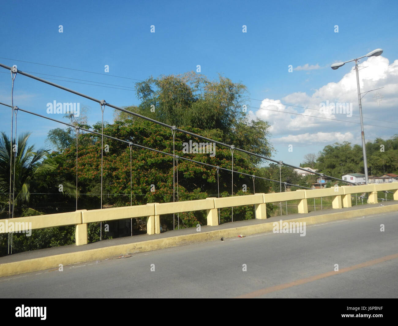 Questa immagine mostra il Candaba Golden Gate, che si estende sul fiume Pampanga. La fotografia cattura sia il vecchio che il nuovo ponte, evidenziando lo sviluppo delle infrastrutture e il ruolo del fiume nella rete di trasporto della regione. Foto Stock