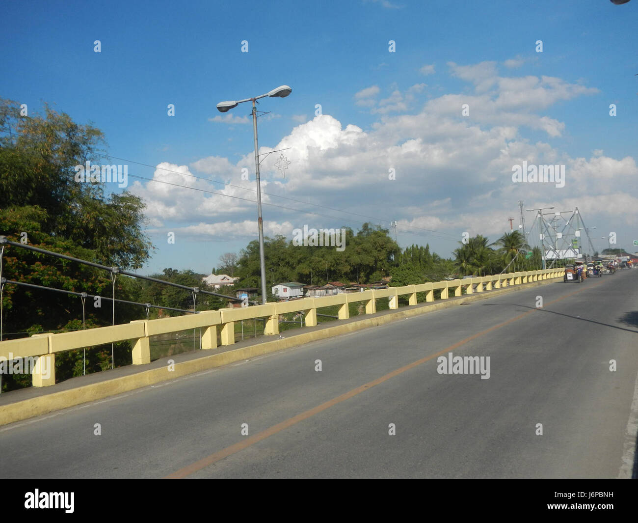Il vecchio e il nuovo ponte del Golden Gate di Candaba si estendono lungo il fiume Pampanga, un'importante infrastruttura per il trasporto locale, come si vede in questa immagine del 2017 della zona. Foto Stock
