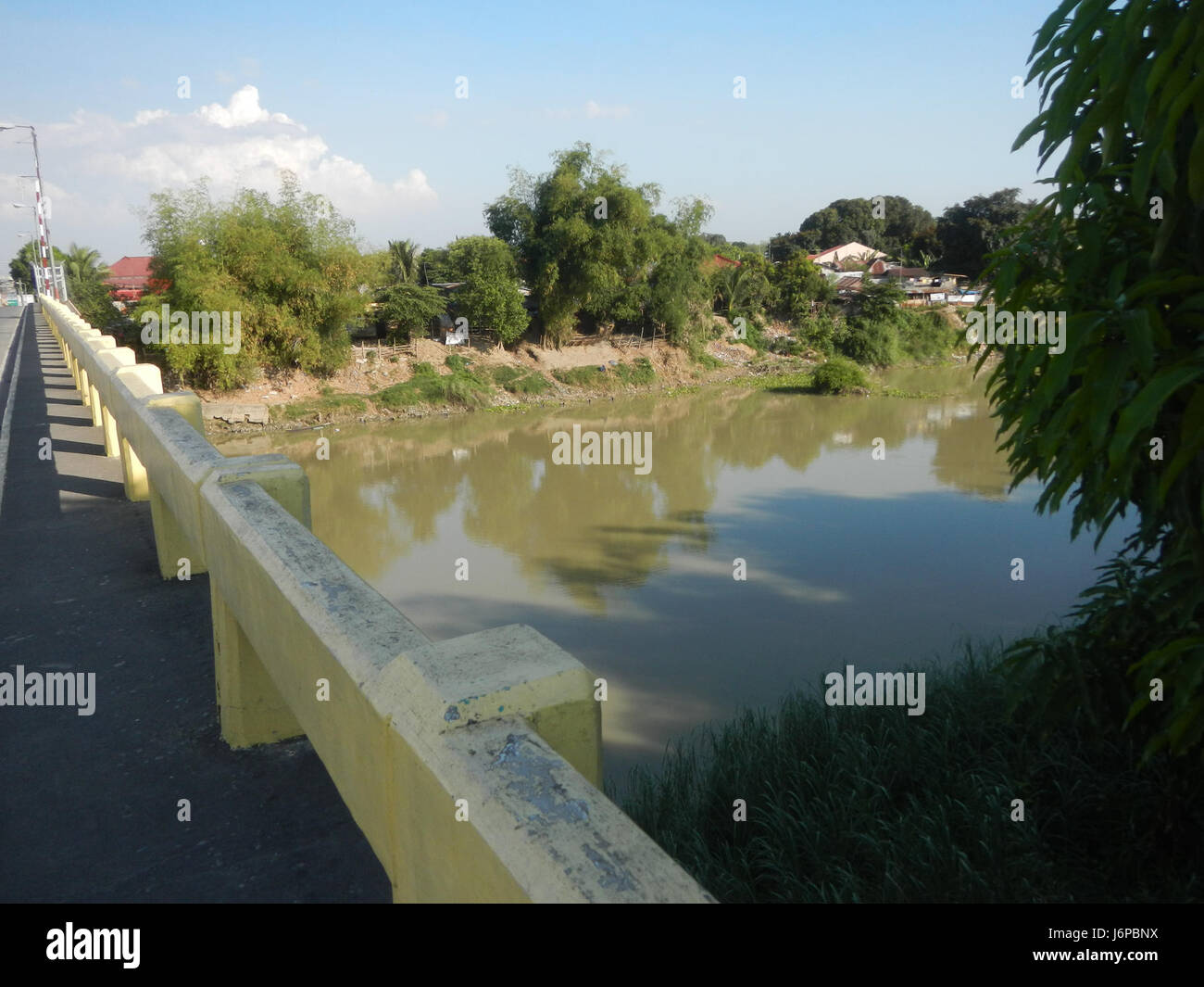 Questa voce si riferisce ai ponti Candaba Golden Gate a Pampanga, Filippine. I ponti vecchi e nuovi attraversano il fiume Pampanga, contribuendo in modo significativo al trasporto regionale e collegando varie aree all'interno della provincia. Foto Stock