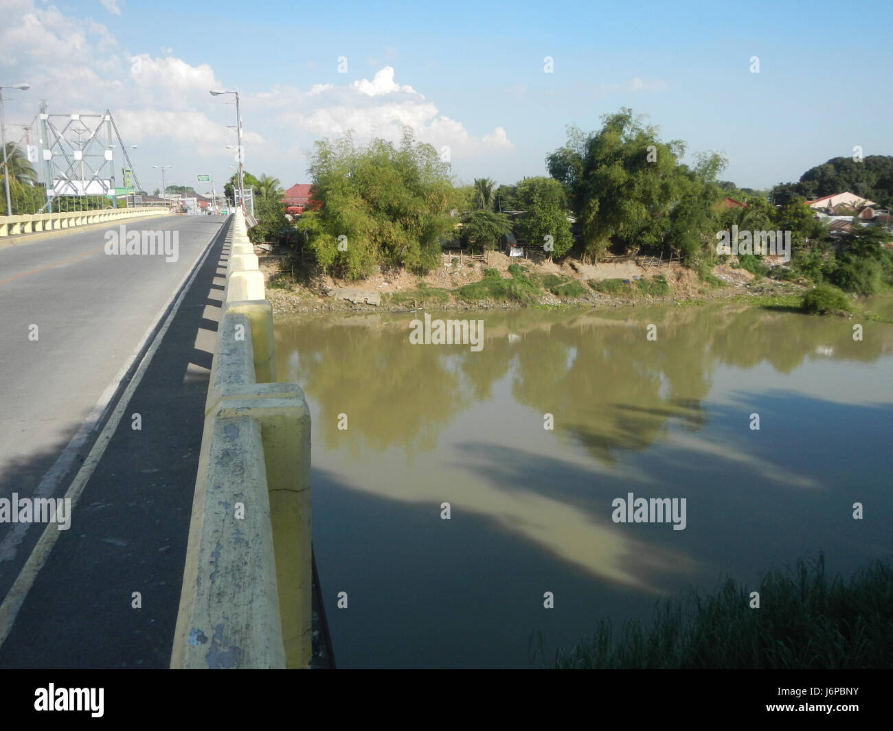 09637 Candaba Golden Gate vecchi nuovi ponti sul fiume Pampanga 2017 19 Foto Stock