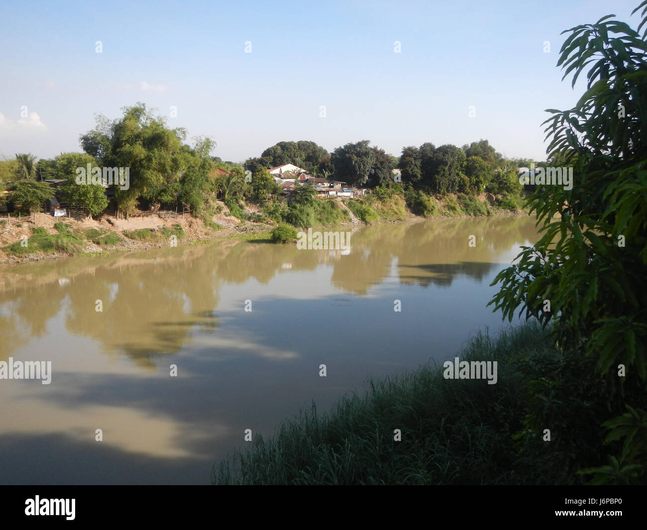 Fotografia che confronta il vecchio e il nuovo ponte di Candaba sul fiume Pampanga nelle Filippine, scattata nel 2017 e nel 2018, che illustra lo sviluppo infrastrutturale della regione. Foto Stock