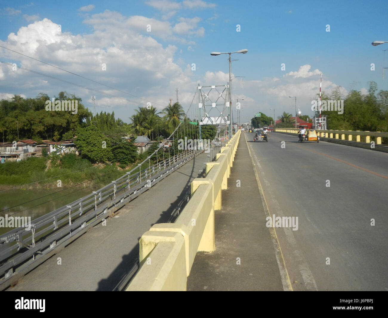 Questo si riferisce al Candaba Golden Gate Bridge nell'area del fiume Pampanga, mostrando sia i ponti vecchi che quelli nuovi come appaiono nel 2017. Mette in evidenza lo sviluppo e le infrastrutture della regione. Foto Stock