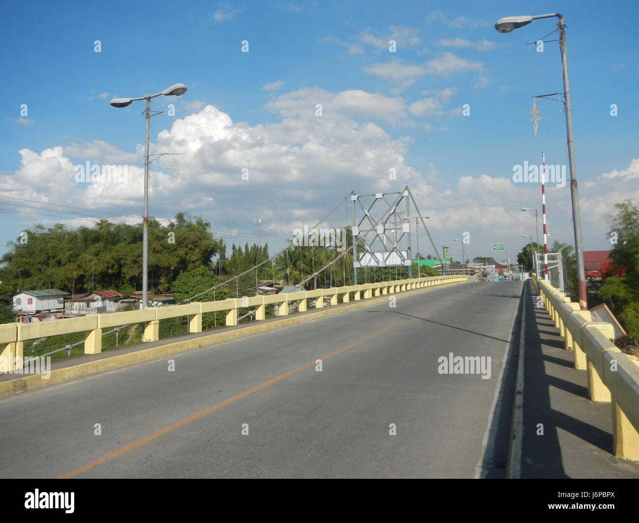 La fotografia raffigura il Golden Gate Bridge di Candaba, che attraversa il fiume Pampanga nelle Filippine. Mostra sia i ponti vecchi che quelli nuovi che servono l'infrastruttura dell'regionÂ, riflettendo l'importanza dello sviluppo dei trasporti nella zona. Foto Stock