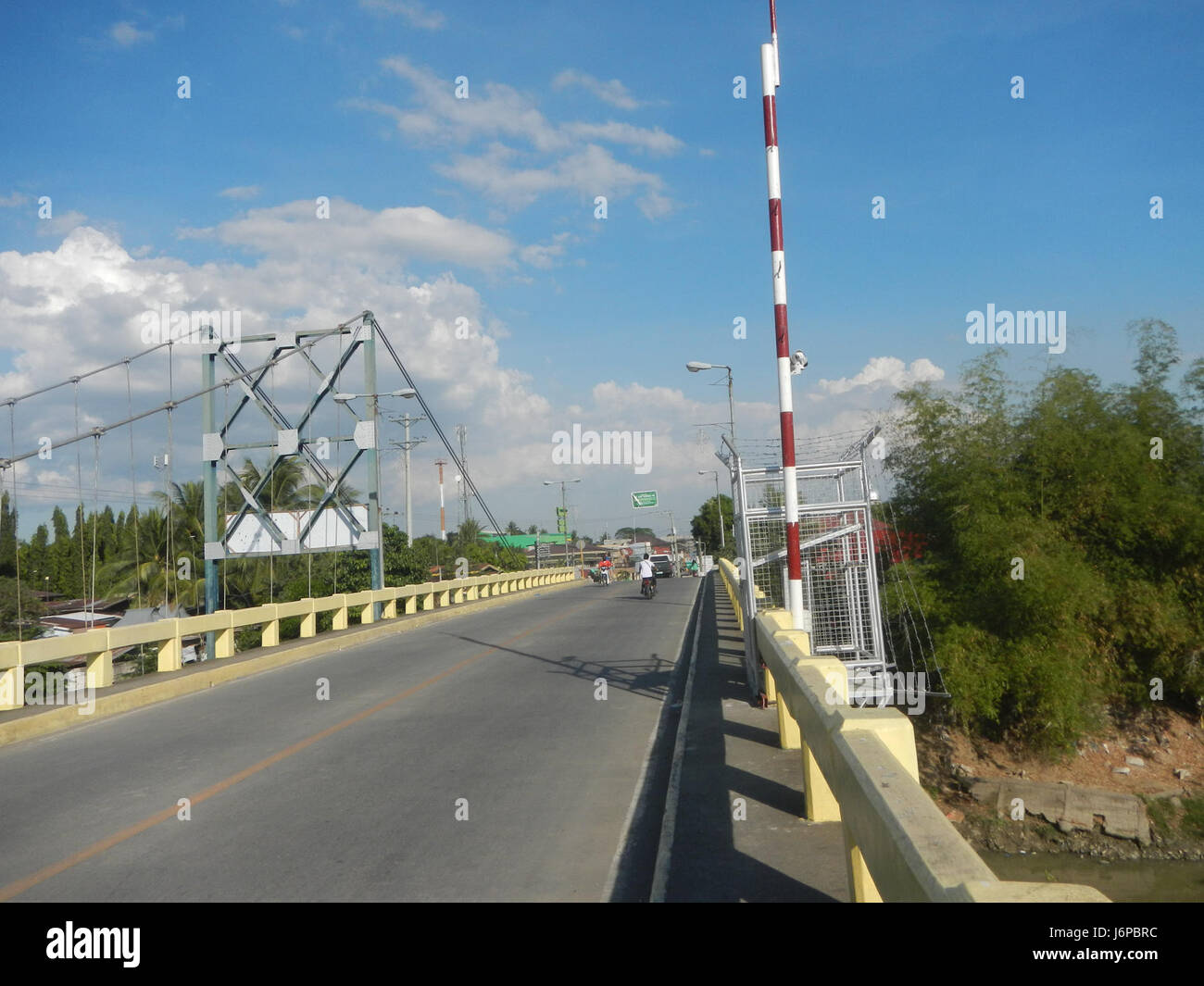 09682 Candaba Golden Gate vecchi nuovi ponti sul fiume Pampanga 2017 08 Foto Stock