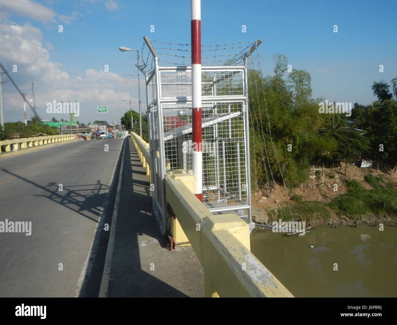 Una vista della Candaba Golden Gate e dei vecchi e nuovi ponti sul fiume Pampanga nel 2017, che mostrano il paesaggio e gli sviluppi strutturali. Foto Stock