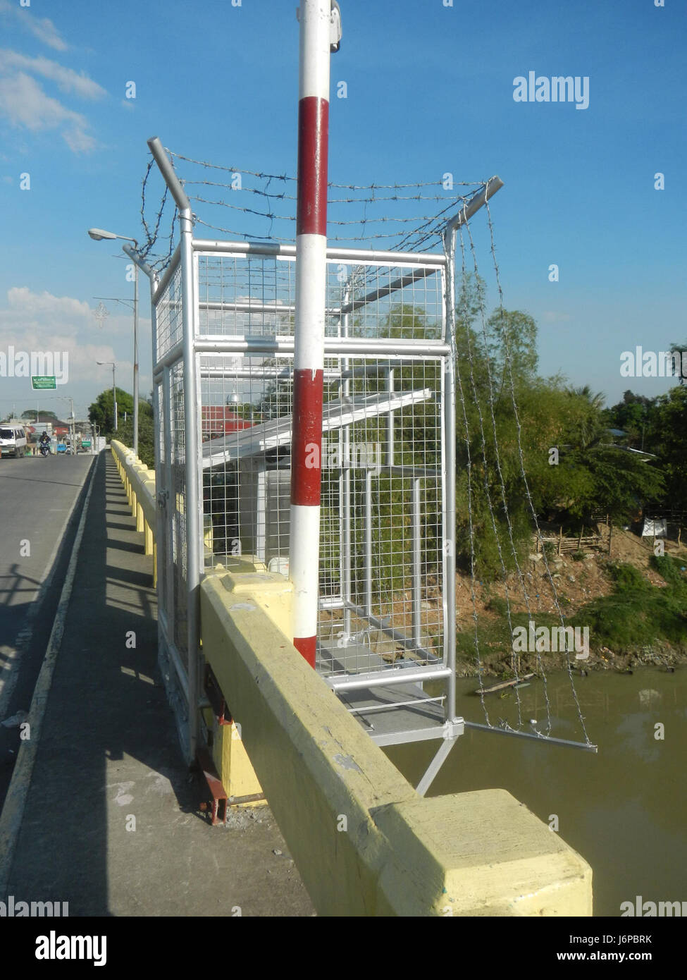 I ponti Candaba Golden Gate attraversano il fiume Pampanga nelle Filippine. Questi ponti, vecchi e nuovi, fungono da importanti collegamenti di trasporto nella regione e sono fondamentali per le infrastrutture di Pampanga. Foto Stock