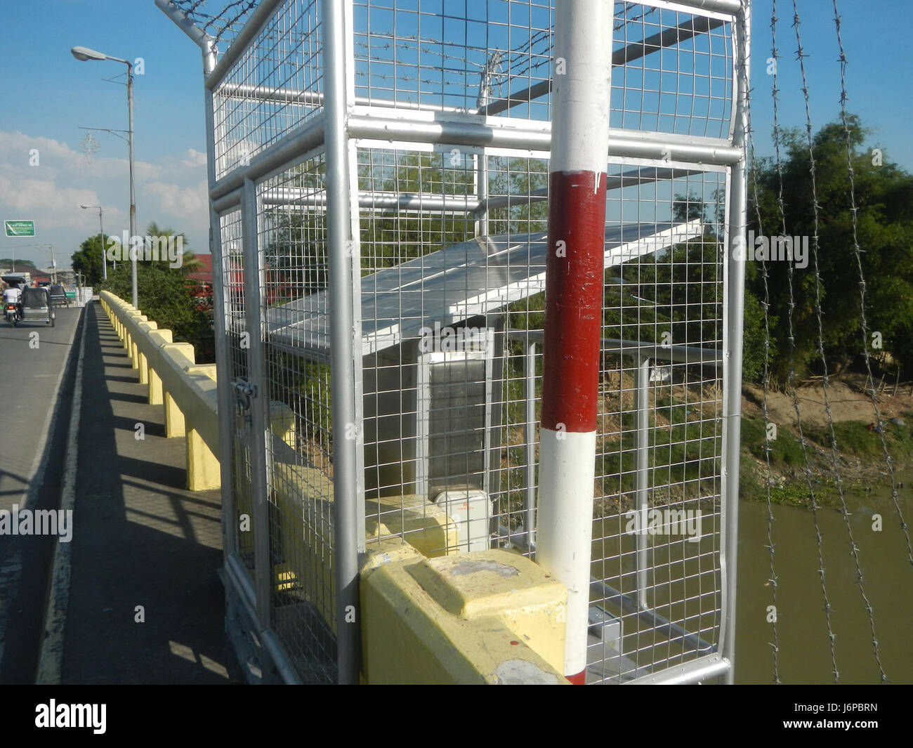 09682 Candaba Golden Gate vecchi nuovi ponti sul fiume Pampanga 2017 14 Foto Stock