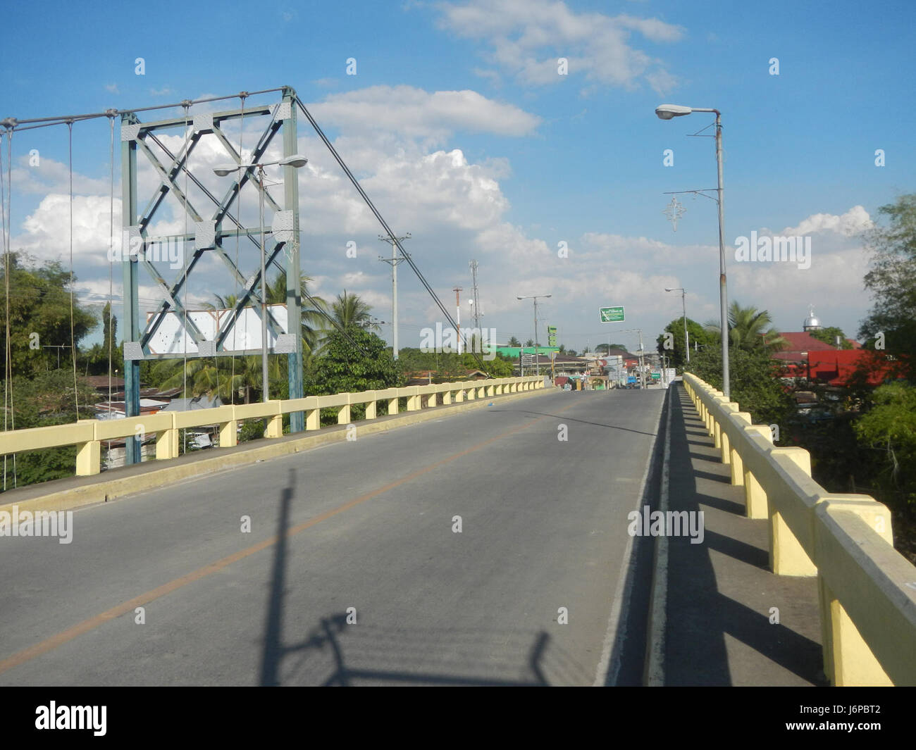 Un'immagine che mostra il Golden Gate di Candaba, compresi i ponti vecchi e nuovi che attraversano il fiume Pampanga. Mette in evidenza i progressi strutturali e ingegneristici nel corso del tempo in questa regione. Foto Stock