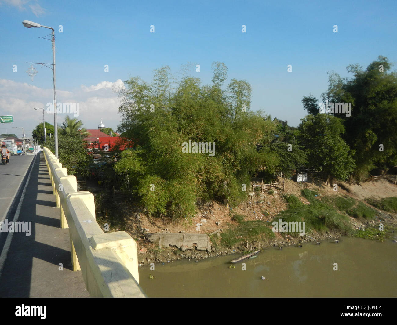Questa immagine mostra la Candaba Golden Gate e i suoi ponti circostanti che attraversano il fiume Pampanga nelle Filippine. La regione è nota per il suo sviluppo infrastrutturale, con ponti vecchi e nuovi che facilitano il trasporto attraverso il fiume. Foto Stock