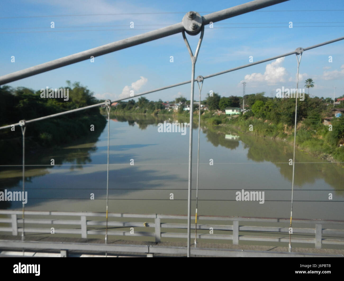 Il vecchio e il nuovo ponte della porta d'Oro di Candaba attraversano il fiume Pampanga, evidenziando lo sviluppo delle infrastrutture e l'importanza di questi ponti per il trasporto nella regione. Foto Stock