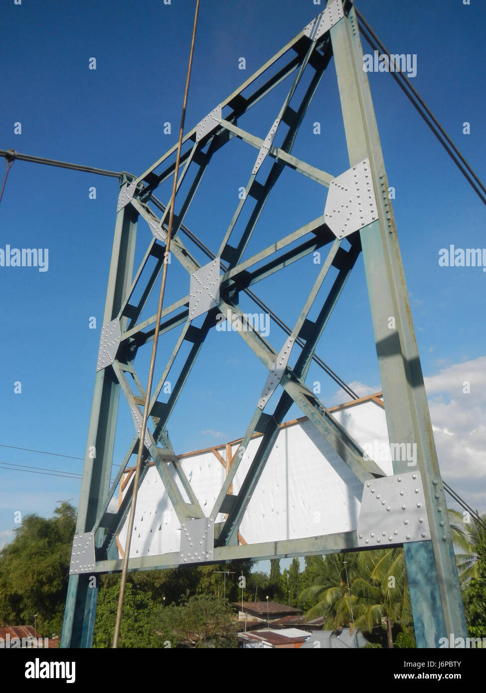Un'immagine o un riferimento al Golden Gate Bridge di Candaba, raffigurante ponti vecchi e nuovi sul fiume Pampanga, una caratteristica notevole della regione. Foto Stock