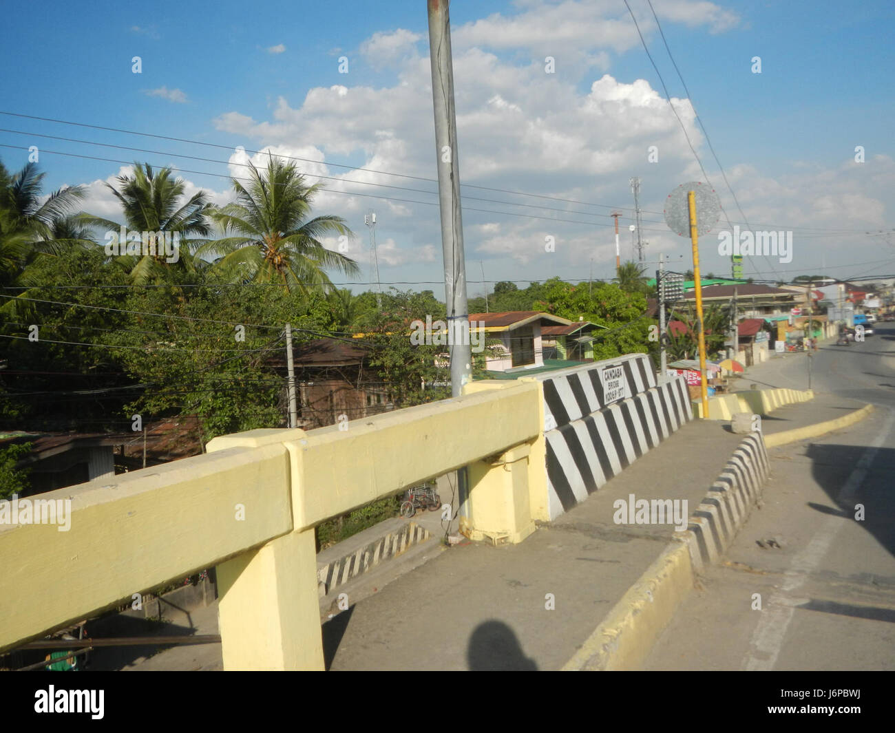 Questa immagine raffigura la città vera e propria di Candaba, evidenziando sia il vecchio che il nuovo ponte sul fiume Pampanga, mostrando i principali sviluppi infrastrutturali nel 2017. Foto Stock
