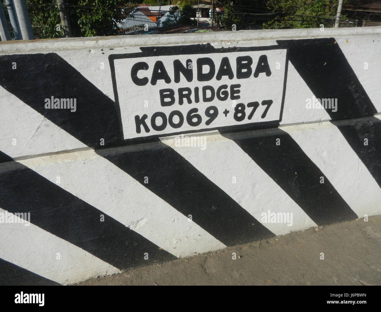 I ponti vecchi e nuovi della città di Candaba, situati a Pampanga, nelle Filippine, si estendono lungo il fiume Pampanga e sono elementi infrastrutturali chiave che supportano i trasporti e il commercio locali. Foto Stock