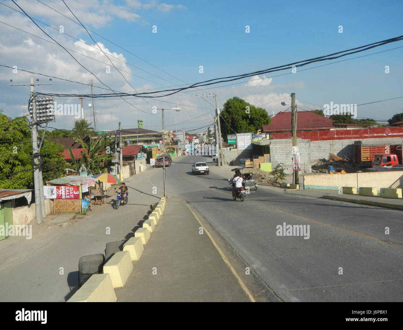 Questa immagine mostra l'area della città di Candaba, con i ponti vecchi e nuovi sul fiume Pampanga. Questi ponti svolgono un ruolo chiave nei trasporti e nelle infrastrutture locali. Foto Stock