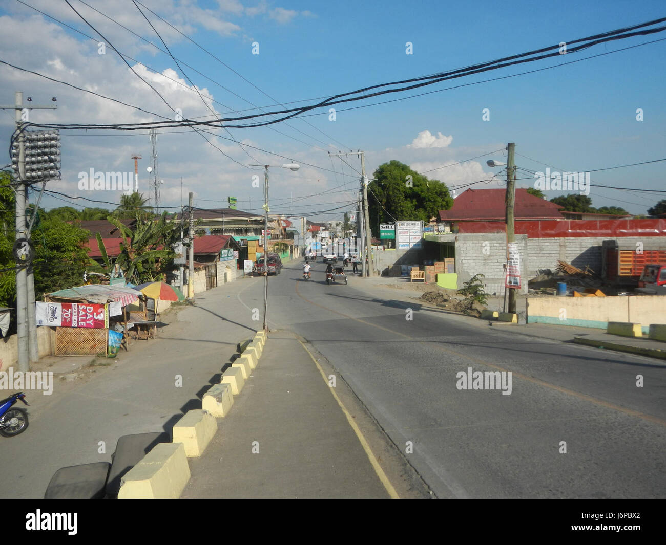 Questa immagine raffigura la città vera e propria di Candaba a Pampanga, mostrando sia i vecchi che i nuovi ponti che attraversano il fiume Pampanga, un elemento chiave delle infrastrutture e del sistema di trasporto della regione nel 2017. Foto Stock
