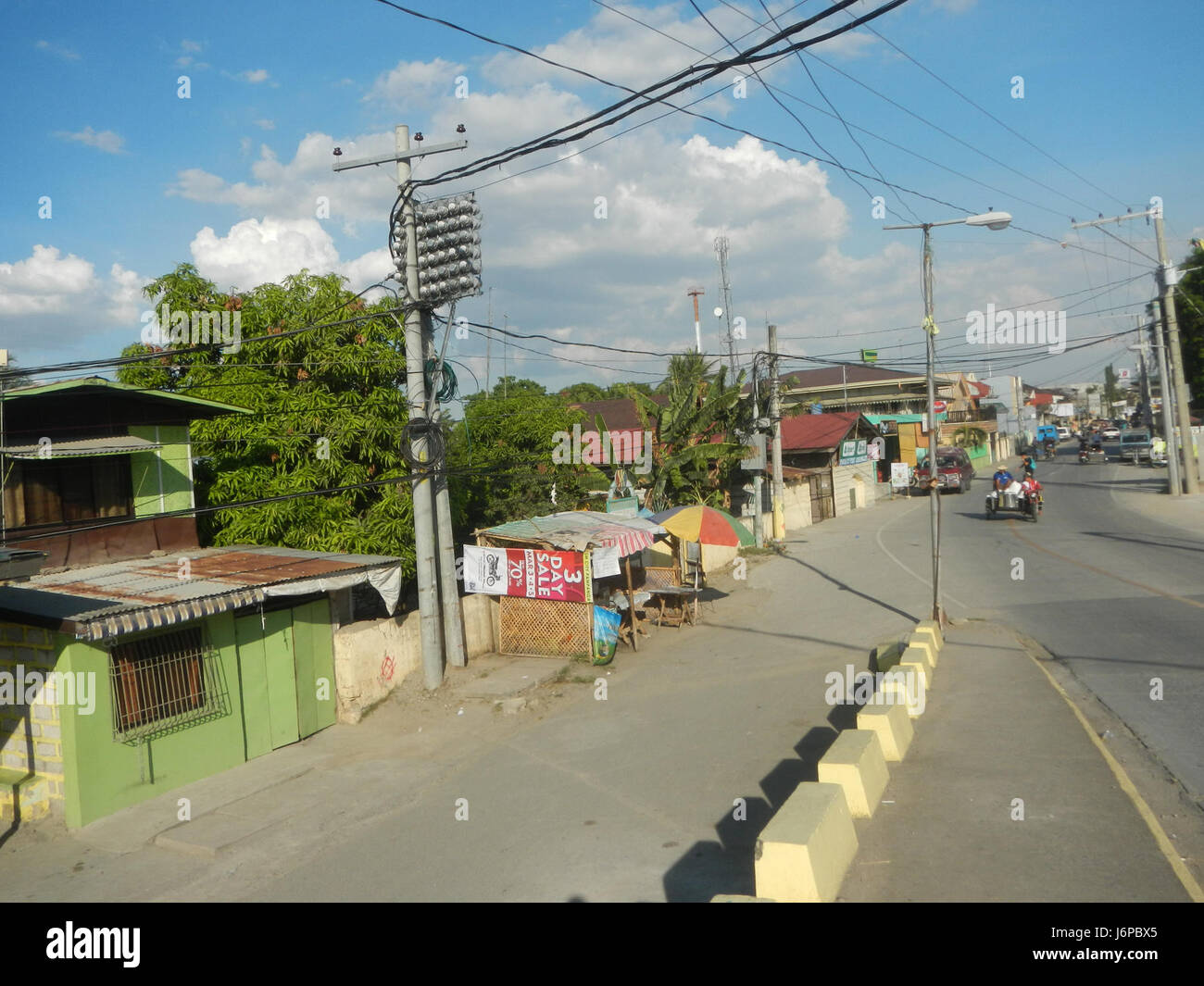 Questa immagine cattura i ponti vecchi e nuovi di Candaba, una città di Pampanga, Filippine, che si estende lungo il fiume Pampanga. Fornisce informazioni sullo sviluppo e l'infrastruttura dell'area a partire dal 2017. Foto Stock